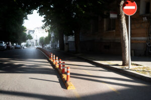 Delineator: Fungsi dan Perbedaannya dengan Traffic Cone